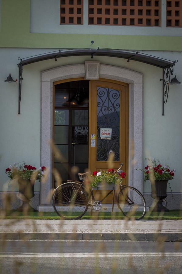Hostel Hisa Na TravnikuDob エクステリア 写真